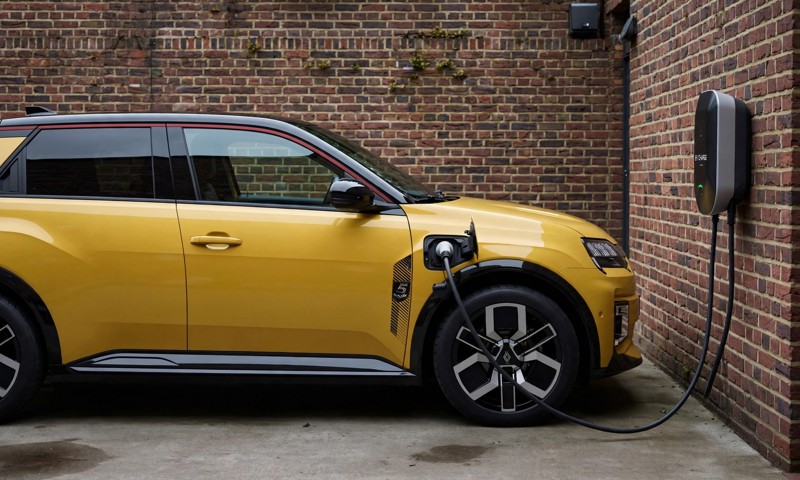 Renault 5 Charging